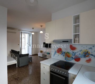 RIJEKA - STROGI CENTAR, poslovni prostor 30 m2, terasa 25 m2 - cover