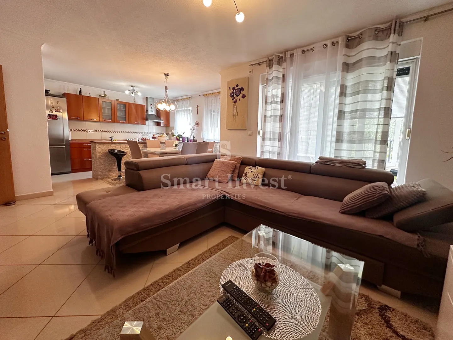 MATULJI - JUŠIĆI, stan 2S+DB u prizemlju s parkirnim mjestom! - cover