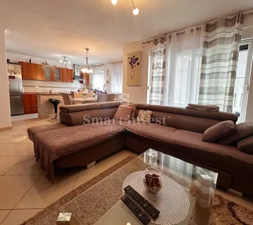 MATULJI - JUŠIĆI, stan 2S+DB u prizemlju s parkirnim mjestom! - cover