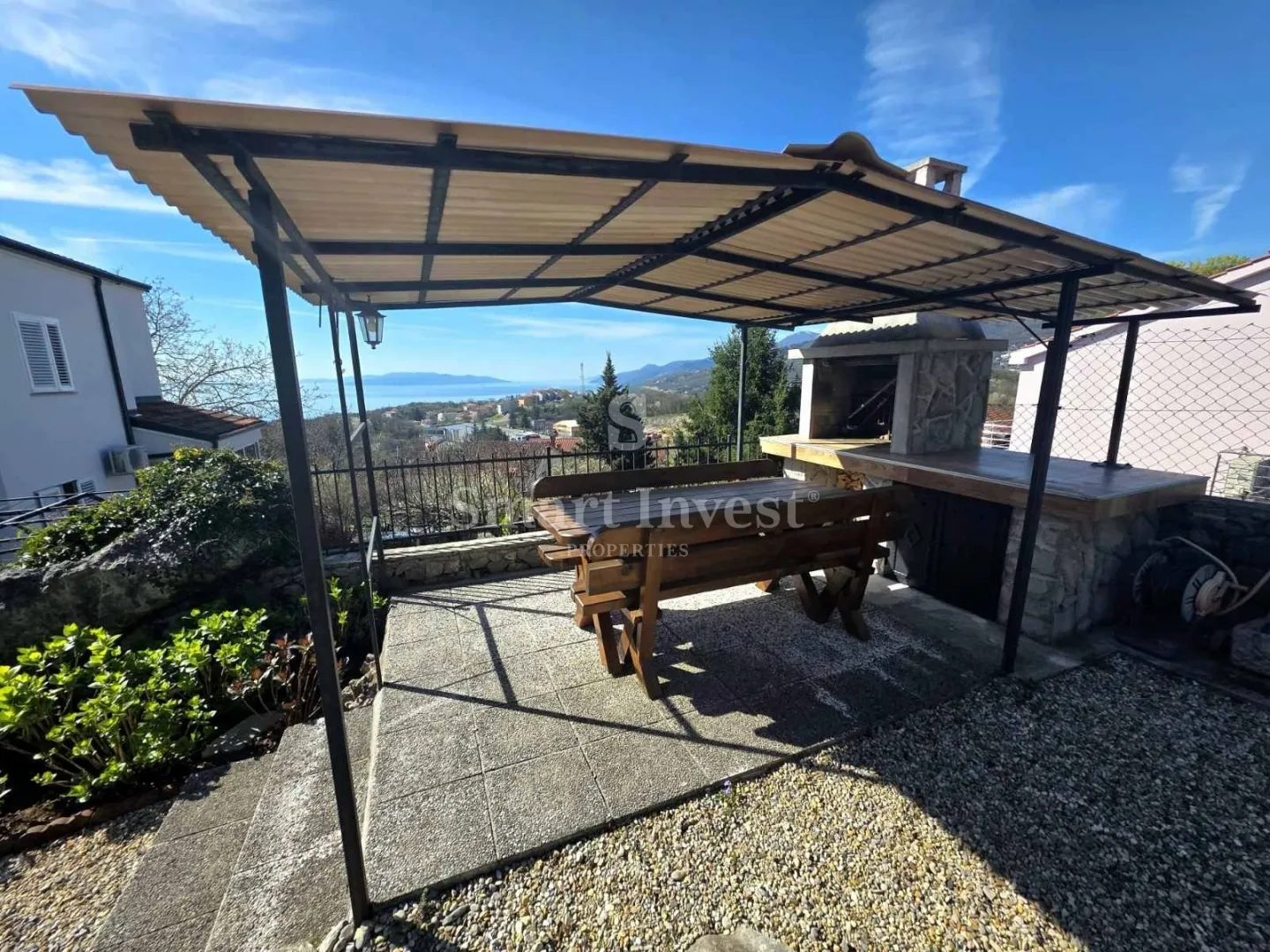 MATULJI - JUŠIĆI, kuća u nizu s 3 stana, pogledom na more, konobom i garažom - cover