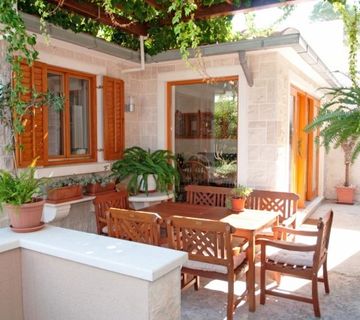 POSTIRA - namješteni apartman s vrtom od 162 m2- Brač - cover