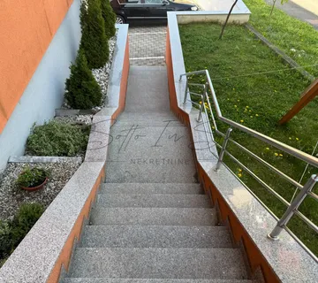 Ugodan i svijetao stan na Žutom bregu-prodaja! - cover