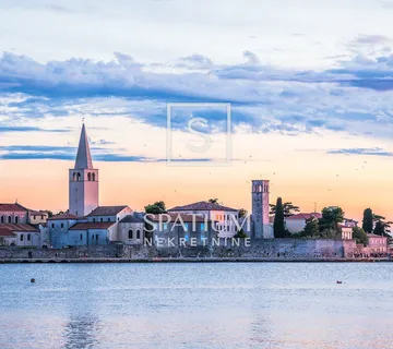 POREČ, MODERAN DVOSOBNI STAN NA 3. KATU S POGLEDOM NA MORE - cover