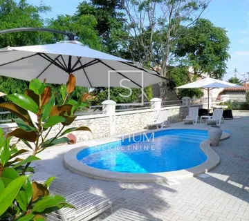 Poreč, Vila S 10 Apartmana, Bazen, 500 M Od Mora