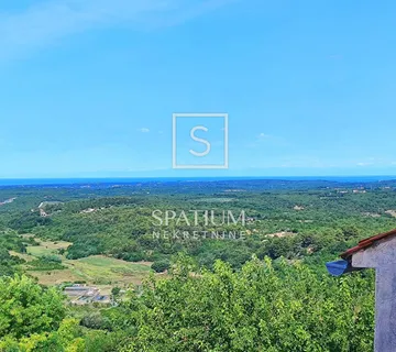 Buje, Kamena Kuća U Starogradskoj Jezgri S Panoramskim Pogledom
