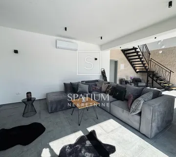 MARČANA, MODERNA VILA S BAZENOM - cover