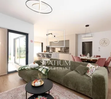 MATULJI, NOVOGRADNJA S DVA BAZENA - DUGOROČNI NAJAM - cover