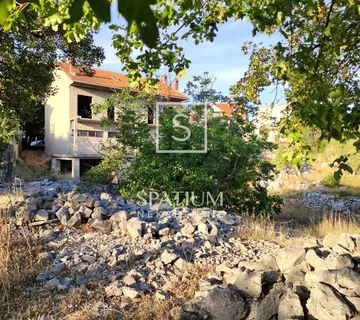 Brač, Gornji Humac Nedovršena Kuća S Velikom Okućnicom - Gornji Humac, Pučišća
