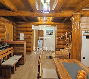 Fužine, Drvena Kuća S Lijepom Okućnicom