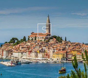 ROVINJ, GRAĐEVINSKO ZEMLJIŠTE UDALJENO 750m OD MORA