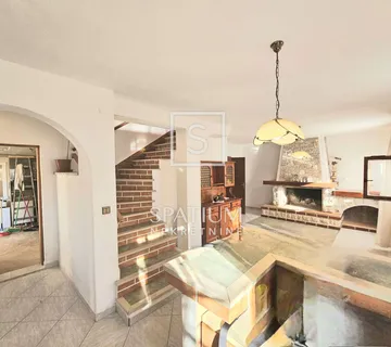 Labin, Samostojeća Kuća