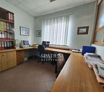 KASTAV, POSLOVNI PROSTOR S HALOM I 3000m2 OKOLIŠA NA DUGOROČAN ZAKUP