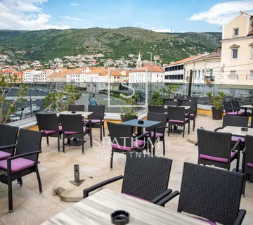 Senj, Novosagrađeni Hotel, Prvi Red Do Mora
