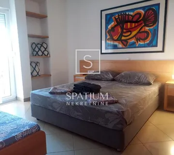 Novi Vinodolski, Kuća S Apartmanima U Centru