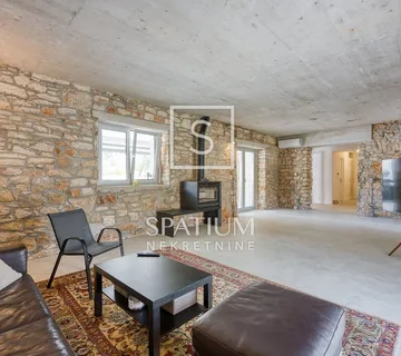 VIŠNJAN, RENOVIRANA KAMENA ISTARSKA KUĆA NA VELIKOM IMANJU - cover