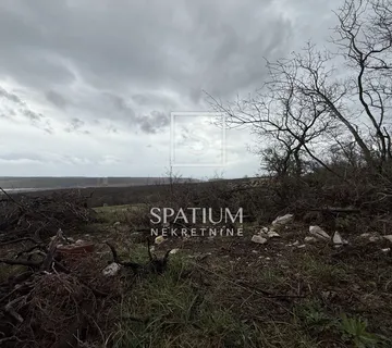 ŠMRIKA, GRAĐEVINSKO ZEMLJIŠTE S POGLEDOM - cover