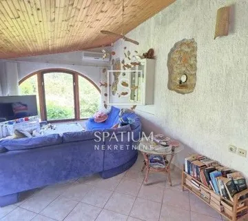 GOSTINJAC, KUĆA U MIRNOM OKRUŽENJU SA VELIKOM OKUĆNICOM - cover