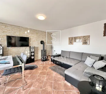 KOSTRENA, KUĆA S OKUĆNICOM I POGLEDOM NA MORE - cover