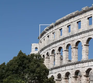 PULA, TROSOBAN STAN SA 2 PARKINGA i OSTAVOM