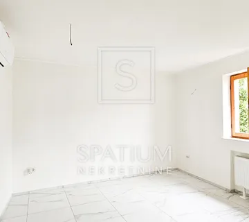 Novi Vinodolski, Novogradnja S Tri Apartmana U Centru
