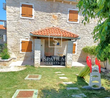 Šarići, Marčana, Kamena Kuća S Bazenom