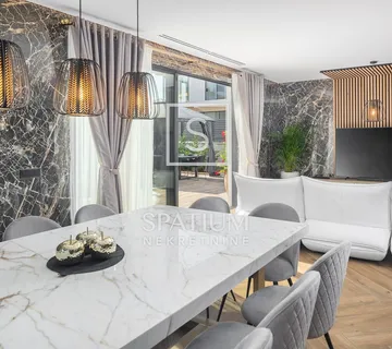 POREČ, LUKSUZNA VILA S BAZENOM I KROVNOM TERASOM - cover