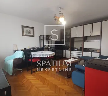 Labin, Kamena Kuća U Nizu S Pogledom Na Grad