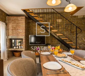 OPRTALJ, AUTOHTONA KAMENA KUĆA SA BAZENOM - cover