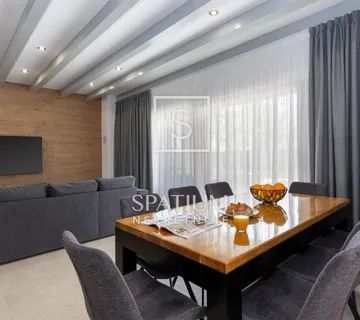 LABIN, VILA S BAZENOM - cover