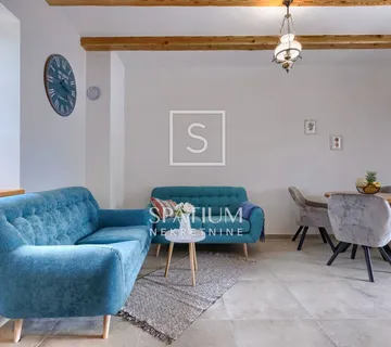 Poreč, Okolica, Kamena Kuća U Nizu