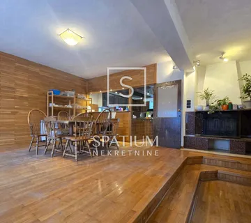 VIŠKOVO, GARIĆI, OBITELJSKA KUĆA S VELIKOM OKUĆNICOM - cover