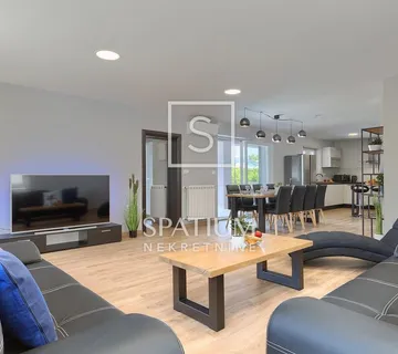 LABIN, PROSTRANA KUĆA SA BAZENOM NA MIRNOJ LOKACIJI - cover