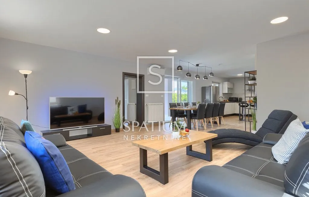 LABIN, PROSTRANA KUĆA SA BAZENOM NA MIRNOJ LOKACIJI - cover