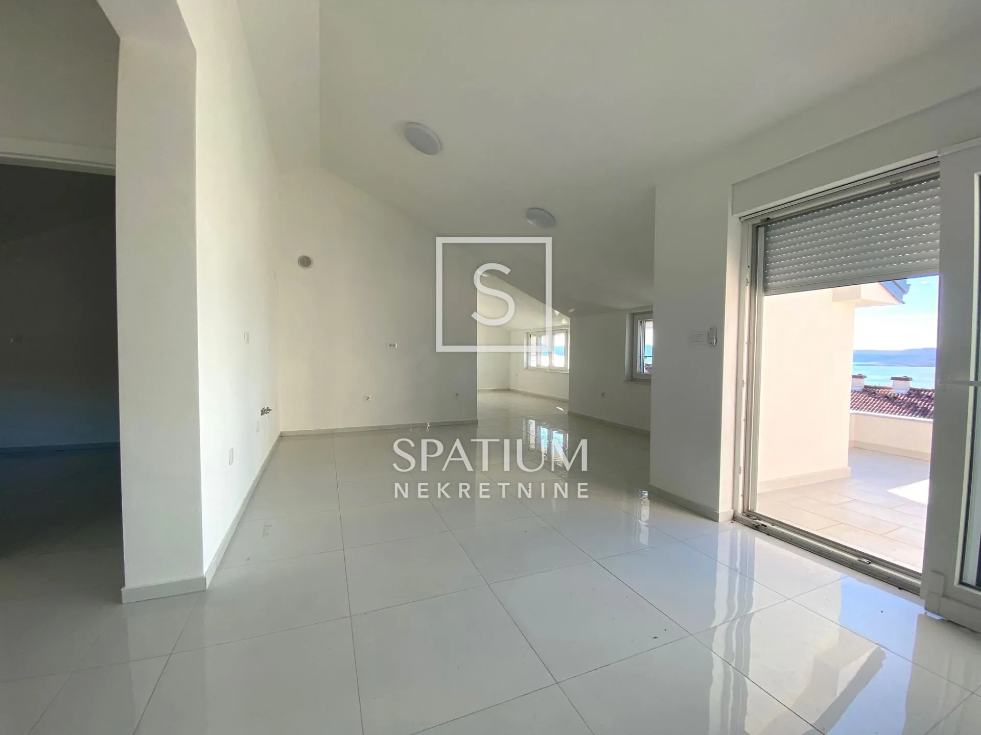 CRIKVENICA, NOVOGRADNJA, STAN S POGLEDOM - cover