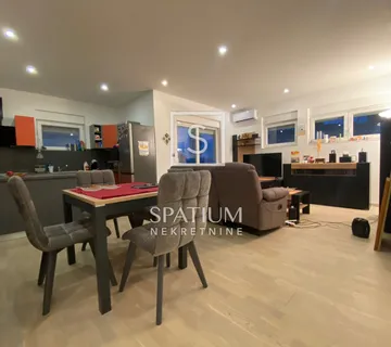 CRIKVENICA, STAN NA PRVOM KATU S PARKINGOM  - cover