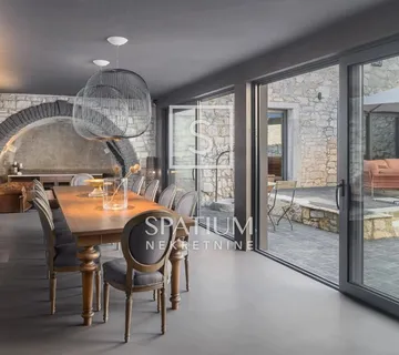 POREČ, LUKSUZNA AUTENTIČNA KAMENA VILA - cover