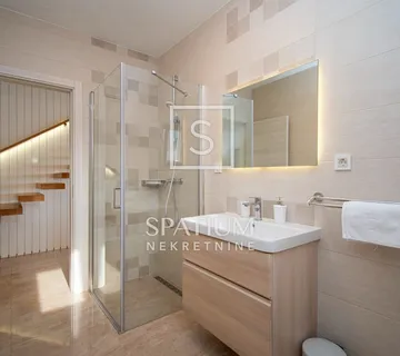 OPATIJA, NOVOGRADNJA S DVA TROETAŽNA STANA I KROVNIM BAZENIMA - cover