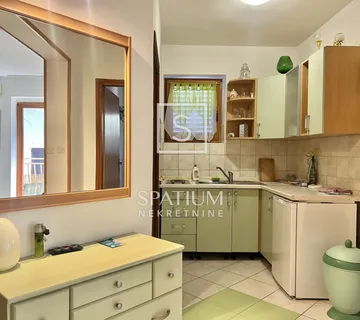 RABAC, STAN U PRIZEMLJU SA VELIKIM SPREMIŠTEM - cover