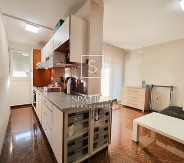 NOVI VINODOLSKI, APARTMAN NA DOBROJ LOKACIJI - cover