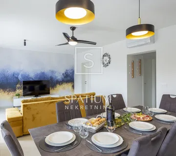 MEDULIN, KUĆA S POGLEDOM NA MORE NA SAMO 150 m OD PLAŽE - cover