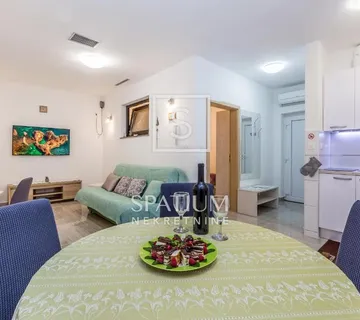 OTOK KRK, MALINSKA, JEDNOSOBNI STAN S LIJEPOM OKUĆNICOM - cover