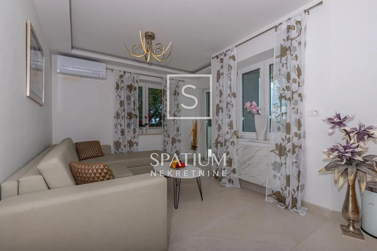 CRIKVENICA, APARTMANSKA  KUĆA S BAZENOM NA DOBROJ LOKACIJI - cover