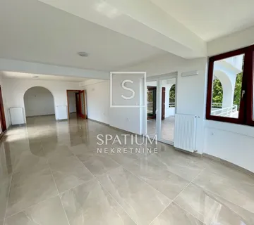 OPATIJA, STAN S PARKINGOM I POGLEDOM NA MORE - cover