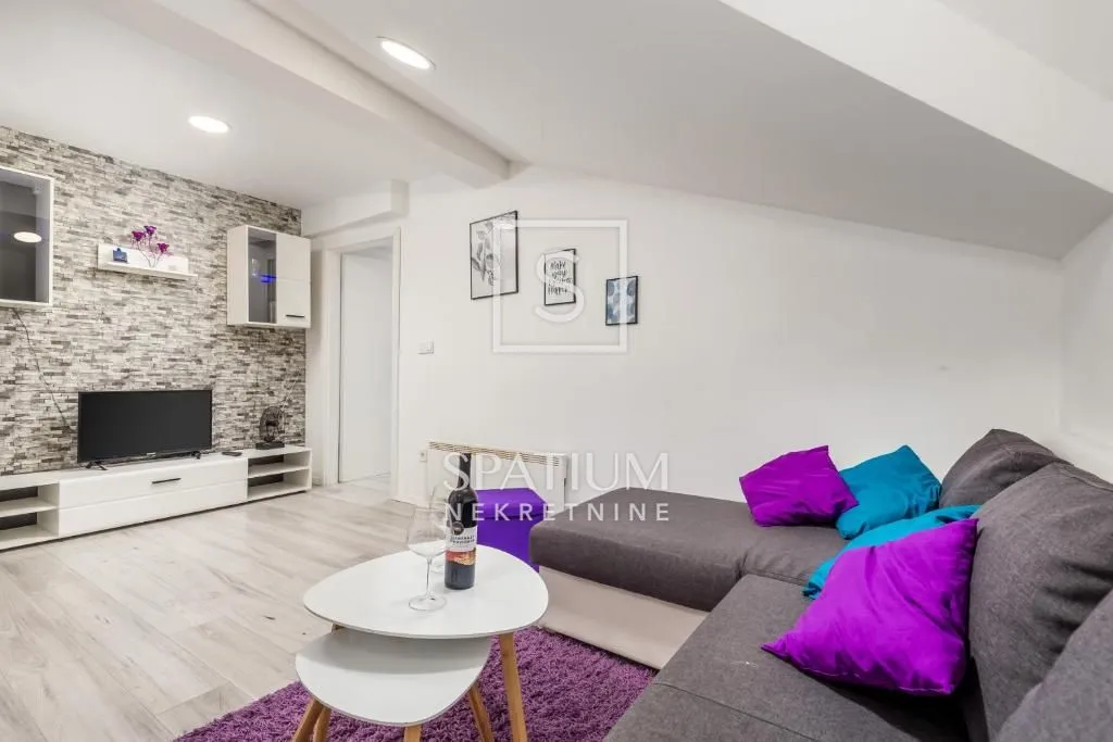 RIJEKA, CENTAR, TROSOBAN STAN U ZGRADI S LIFTOM - cover