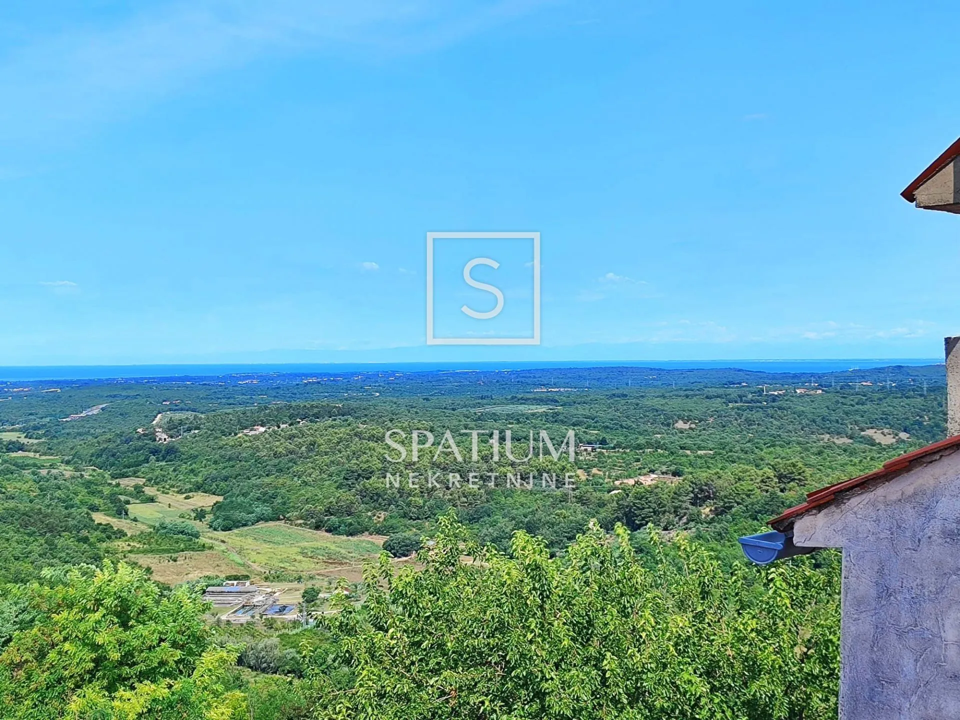 BUJE, KAMENA KUĆA U STAROGRADSKOJ JEZGRI S PANORAMSKIM POGLEDOM - cover