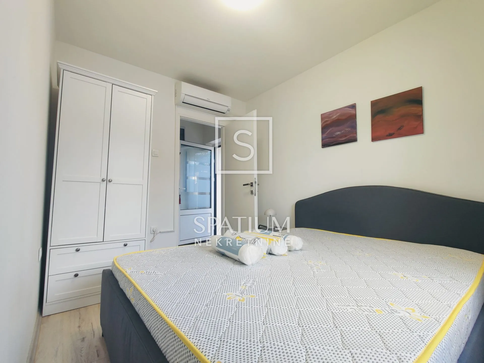 BANDEROVO, UREĐEN STAN S PARKIRNIM MJESTOM I BAZENOM ZA NAJAM - cover