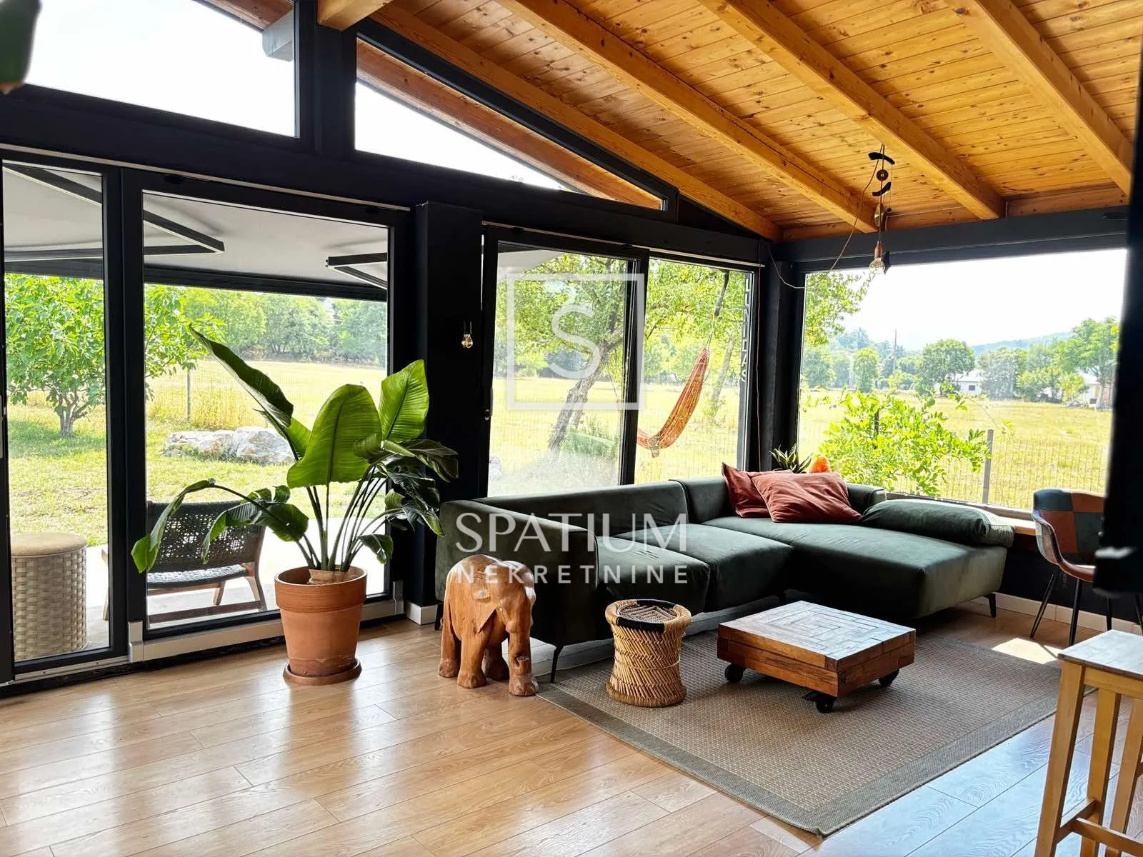 PODHUM, MODERAN STAN ZA NAJAM - cover