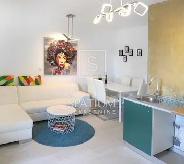 MALINSKA, KUĆA S DVA BAZENA - cover