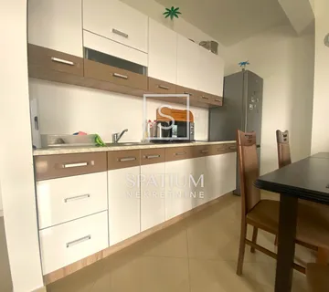 SMOKVICA KRMPOTSKA, STAN S POGLEDOM I BAZENOM - cover