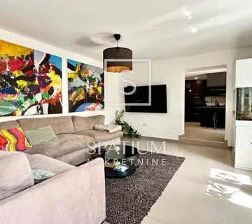 KOSTRENA, ADAPTIRANA OBITELJSKA PRIMORSKA KUĆA - cover